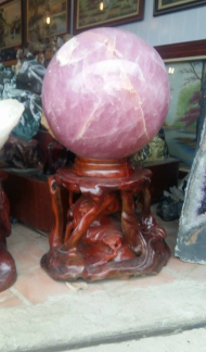 Đá THẠCH ANH HỒNG ( tốt cho người mệnh HOẢ & THỔ ) * Công thức hoá học : SiO2 * Kết cấu : Lục phương * Độ cứ : 7 * Tỷ trọng : 2.60 * Độ khúc xạ : 1.54- 1.55 # TÁC DỤNG :  - Chưa bệnh: + Thạch anh hồng có tác dụng tốt với các bệnh ở hệ tim mạch và hệ thần kinh.  - Phong Thuỷ + Thạch anh hồng giúp chống lại stress , nó dập tắt những cơn nóng giận bộc phát, tăng cường sự sáng tạo và đem lại cảm giác tự tin cho chủ nhân của nó. +Đeo Thạch anh hồng có tác dụng làm thay đổi tính nóng, bộc trực, và tính thiếu kiên nhẫn, tăng cường thân thiện, thay đổi mối quan hệ con người, và mang lại tình yêu. - Giữa các cặp vợ chồng, các đôi trai gái nếu thường xảy ra cãi cọ, nên để Thạch anh hồng hình trái tim vào giữa gối của hai người, có tác dụng cải thiện mối quan hệ giữa hai người. - Nơi kinh doanh, nên để nhiều Thạch anh hồng trong tầm mắt, có tác dụng giảm tính đa nghi của khách hàng, làm cho khách hàng ít so sánh, và an tâm khi mua hàng với những số lượng lớn. Giá inb...