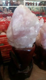 Đá THẠCH ANH HỒNG ( tốt cho người mệnh HOẢ & THỔ ) * Công thức hoá học : SiO2 * Kết cấu : Lục phương * Độ cứ : 7 * Tỷ trọng : 2.60 * Độ khúc xạ : 1.54- 1.55 # TÁC DỤNG :  - Chưa bệnh: + Thạch anh hồng có tác dụng tốt với các bệnh ở hệ tim mạch và hệ thần kinh.  - Phong Thuỷ + Thạch anh hồng giúp chống lại stress , nó dập tắt những cơn nóng giận bộc phát, tăng cường sự sáng tạo và đem lại cảm giác tự tin cho chủ nhân của nó. +Đeo Thạch anh hồng có tác dụng làm thay đổi tính nóng, bộc trực, và tính thiếu kiên nhẫn, tăng cường thân thiện, thay đổi mối quan hệ con người, và mang lại tình yêu. - Giữa các cặp vợ chồng, các đôi trai gái nếu thường xảy ra cãi cọ, nên để Thạch anh hồng hình trái tim vào giữa gối của hai người, có tác dụng cải thiện mối quan hệ giữa hai người. - Nơi kinh doanh, nên để nhiều Thạch anh hồng trong tầm mắt, có tác dụng giảm tính đa nghi của khách hàng, làm cho khách hàng ít so sánh, và an tâm khi mua hàng với những số lượng lớn. Giá inb...