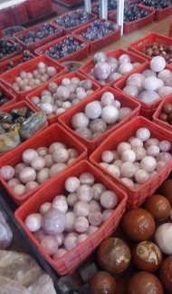 Đá THẠCH ANH HỒNG ( tốt cho người mệnh HOẢ & THỔ ) * Công thức hoá học : SiO2 * Kết cấu : Lục phương * Độ cứ : 7 * Tỷ trọng : 2.60 * Độ khúc xạ : 1.54- 1.55 # TÁC DỤNG :  - Chưa bệnh: + Thạch anh hồng có tác dụng tốt với các bệnh ở hệ tim mạch và hệ thần kinh.  - Phong Thuỷ + Thạch anh hồng giúp chống lại stress , nó dập tắt những cơn nóng giận bộc phát, tăng cường sự sáng tạo và đem lại cảm giác tự tin cho chủ nhân của nó. +Đeo Thạch anh hồng có tác dụng làm thay đổi tính nóng, bộc trực, và tính thiếu kiên nhẫn, tăng cường thân thiện, thay đổi mối quan hệ con người, và mang lại tình yêu. - Giữa các cặp vợ chồng, các đôi trai gái nếu thường xảy ra cãi cọ, nên để Thạch anh hồng hình trái tim vào giữa gối của hai người, có tác dụng cải thiện mối quan hệ giữa hai người. - Nơi kinh doanh, nên để nhiều Thạch anh hồng trong tầm mắt, có tác dụng giảm tính đa nghi của khách hàng, làm cho khách hàng ít so sánh, và an tâm khi mua hàng với những số lượng lớn. Giá inb...