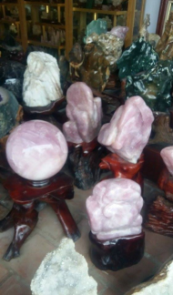 Đá THẠCH ANH HỒNG ( tốt cho người mệnh HOẢ & THỔ ) * Công thức hoá học : SiO2 * Kết cấu : Lục phương * Độ cứ : 7 * Tỷ trọng : 2.60 * Độ khúc xạ : 1.54- 1.55 # TÁC DỤNG :  - Chưa bệnh: + Thạch anh hồng có tác dụng tốt với các bệnh ở hệ tim mạch và hệ thần kinh.  - Phong Thuỷ + Thạch anh hồng giúp chống lại stress , nó dập tắt những cơn nóng giận bộc phát, tăng cường sự sáng tạo và đem lại cảm giác tự tin cho chủ nhân của nó. +Đeo Thạch anh hồng có tác dụng làm thay đổi tính nóng, bộc trực, và tính thiếu kiên nhẫn, tăng cường thân thiện, thay đổi mối quan hệ con người, và mang lại tình yêu. - Giữa các cặp vợ chồng, các đôi trai gái nếu thường xảy ra cãi cọ, nên để Thạch anh hồng hình trái tim vào giữa gối của hai người, có tác dụng cải thiện mối quan hệ giữa hai người. - Nơi kinh doanh, nên để nhiều Thạch anh hồng trong tầm mắt, có tác dụng giảm tính đa nghi của khách hàng, làm cho khách hàng ít so sánh, và an tâm khi mua hàng với những số lượng lớn. Giá inb...