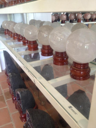 Đá Thạch Anh Trắng ( Clear quat - Vua Thạch Anh) hợp mệnh Kim và Thuỷ Đặt ở phương vị Tây. Tác dụng: tăng trí nhớ, khai vận.  -Là viên đá của vũ trụ, cung cấp nguồn năng lượng tinh khiết và mạnh mẽ. Thạch anh trắng tiếp nhận, kích hoạt, lưu trữ và khuyếch đại năng lượng vũ trụ; kích thích các chức năng hoạt động của não và tăng cường mức độ tập trung; ứng dụng tuyệt vời cho sự trầm tư mặc tưởng, tạo ra trạng thái cân bằng cho tâm hồn. - làm dịu hay tan biến các căng thẳng và chữa trị các bệnh có tính chất dương. Giá inb...