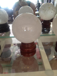 Đá Thạch Anh Trắng ( Clear quat - Vua Thạch Anh) hợp mệnh Kim và Thuỷ Đặt ở phương vị Tây. Tác dụng: tăng trí nhớ, khai vận.  -Là viên đá của vũ trụ, cung cấp nguồn năng lượng tinh khiết và mạnh mẽ. Thạch anh trắng tiếp nhận, kích hoạt, lưu trữ và khuyếch đại năng lượng vũ trụ; kích thích các chức năng hoạt động của não và tăng cường mức độ tập trung; ứng dụng tuyệt vời cho sự trầm tư mặc tưởng, tạo ra trạng thái cân bằng cho tâm hồn. - làm dịu hay tan biến các căng thẳng và chữa trị các bệnh có tính chất dương. Giá inb...