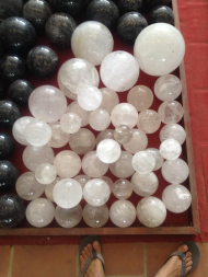 Đá Thạch Anh Trắng ( Clear quat - Vua Thạch Anh) hợp mệnh Kim và Thuỷ Đặt ở phương vị Tây. Tác dụng: tăng trí nhớ, khai vận.  -Là viên đá của vũ trụ, cung cấp nguồn năng lượng tinh khiết và mạnh mẽ. Thạch anh trắng tiếp nhận, kích hoạt, lưu trữ và khuyếch đại năng lượng vũ trụ; kích thích các chức năng hoạt động của não và tăng cường mức độ tập trung; ứng dụng tuyệt vời cho sự trầm tư mặc tưởng, tạo ra trạng thái cân bằng cho tâm hồn. - làm dịu hay tan biến các căng thẳng và chữa trị các bệnh có tính chất dương. Giá inb...