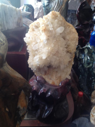 Đá Thạch Anh Trắng ( Clear quat - Vua Thạch Anh) hợp mệnh Kim và Thuỷ Đặt ở phương vị Tây. Tác dụng: tăng trí nhớ, khai vận.  -Là viên đá của vũ trụ, cung cấp nguồn năng lượng tinh khiết và mạnh mẽ. Thạch anh trắng tiếp nhận, kích hoạt, lưu trữ và khuyếch đại năng lượng vũ trụ; kích thích các chức năng hoạt động của não và tăng cường mức độ tập trung; ứng dụng tuyệt vời cho sự trầm tư mặc tưởng, tạo ra trạng thái cân bằng cho tâm hồn. - làm dịu hay tan biến các căng thẳng và chữa trị các bệnh có tính chất dương. Giá inb...