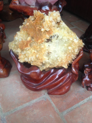 Đá Thạch Anh Trắng ( Clear quat - Vua Thạch Anh) hợp mệnh Kim và Thuỷ Đặt ở phương vị Tây. Tác dụng: tăng trí nhớ, khai vận.  -Là viên đá của vũ trụ, cung cấp nguồn năng lượng tinh khiết và mạnh mẽ. Thạch anh trắng tiếp nhận, kích hoạt, lưu trữ và khuyếch đại năng lượng vũ trụ; kích thích các chức năng hoạt động của não và tăng cường mức độ tập trung; ứng dụng tuyệt vời cho sự trầm tư mặc tưởng, tạo ra trạng thái cân bằng cho tâm hồn. - làm dịu hay tan biến các căng thẳng và chữa trị các bệnh có tính chất dương. Giá inb...