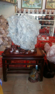 Đá Thạch Anh Trắng ( Clear quat - Vua Thạch Anh) hợp mệnh Kim và Thuỷ Đặt ở phương vị Tây. Tác dụng: tăng trí nhớ, khai vận.  -Là viên đá của vũ trụ, cung cấp nguồn năng lượng tinh khiết và mạnh mẽ. Thạch anh trắng tiếp nhận, kích hoạt, lưu trữ và khuyếch đại năng lượng vũ trụ; kích thích các chức năng hoạt động của não và tăng cường mức độ tập trung; ứng dụng tuyệt vời cho sự trầm tư mặc tưởng, tạo ra trạng thái cân bằng cho tâm hồn. - làm dịu hay tan biến các căng thẳng và chữa trị các bệnh có tính chất dương. Giá inb...