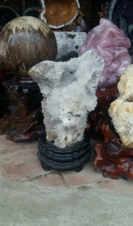 Đá Thạch Anh Trắng ( Clear quat - Vua Thạch Anh) hợp mệnh Kim và Thuỷ Đặt ở phương vị Tây. Tác dụng: tăng trí nhớ, khai vận.  -Là viên đá của vũ trụ, cung cấp nguồn năng lượng tinh khiết và mạnh mẽ. Thạch anh trắng tiếp nhận, kích hoạt, lưu trữ và khuyếch đại năng lượng vũ trụ; kích thích các chức năng hoạt động của não và tăng cường mức độ tập trung; ứng dụng tuyệt vời cho sự trầm tư mặc tưởng, tạo ra trạng thái cân bằng cho tâm hồn. - làm dịu hay tan biến các căng thẳng và chữa trị các bệnh có tính chất dương. Giá inb...