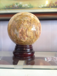 GỖ HOÁ THẠCH :  - Gỗ hoá thạch đỏ hợp với hành Hoả & Mộc.  T/d : dùng chữa các bệnh về sưng nóng, đỏ, đau (như các chứng viêm khớp có kèm sưng nóng), các bệnh thuộc tim mạch, huyết áp, giúp ổn định tinh thần. - Gỗ hoá thạch trắng hợp với hành Kim & Thuỷ. T/d: dùng chữa các bệnh thuộc đường hô hấp như viêm phế quản, viêm họng, viêm suyễn và viêm mũi dị ứng.  - Gỗ hoá thạch màu đen hợp hành Thuỷ & Mộc. T/d: dùng để để chữa các chứng bệnh thuộc Thận như suy yếu sinh dục (nam liệt dương, nữ lãnh cảm), hiếm muộn, viêm thận mãn, thường hay đau lưng nhức mỏi, giúp trừ chứng sợ hải vô cớ. - Gỗ hoá thạch màu vàng hợp hành Thổ & Kim.  T/d: dùng chữa các bệnh về Tỳ vị như rối loạn tiêu hóa, tiêu chảy thường xuyên, ăn uống không tiêu gầy yếu, chữa các chứng tê bại, giúp trừ chứng lo âu suy nghĩ vẩn vơ. GIÁ Inb....