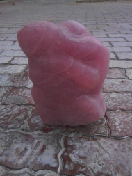 Đá THẠCH ANH HỒNG ( tốt cho người mệnh HOẢ & THỔ ) * Công thức hoá học : SiO2 * Kết cấu : Lục phương * Độ cứ : 7 * Tỷ trọng : 2.60 * Độ khúc xạ : 1.54- 1.55 # TÁC DỤNG :  - Chưa bệnh: + Thạch anh hồng có tác dụng tốt với các bệnh ở hệ tim mạch và hệ thần kinh.  - Phong Thuỷ + Thạch anh hồng giúp chống lại stress , nó dập tắt những cơn nóng giận bộc phát, tăng cường sự sáng tạo và đem lại cảm giác tự tin cho chủ nhân của nó. +Đeo Thạch anh hồng có tác dụng làm thay đổi tính nóng, bộc trực, và tính thiếu kiên nhẫn, tăng cường thân thiện, thay đổi mối quan hệ con người, và mang lại tình yêu. - Giữa các cặp vợ chồng, các đôi trai gái nếu thường xảy ra cãi cọ, nên để Thạch anh hồng hình trái tim vào giữa gối của hai người, có tác dụng cải thiện mối quan hệ giữa hai người. - Nơi kinh doanh, nên để nhiều Thạch anh hồng trong tầm mắt, có tác dụng giảm tính đa nghi của khách hàng, làm cho khách hàng ít so sánh, và an tâm khi mua hàng với những số lượng lớn.