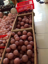 Đá THẠCH ANH HỒNG ( tốt cho người mệnh HOẢ & THỔ ) * Công thức hoá học : SiO2 * Kết cấu : Lục phương * Độ cứ : 7 * Tỷ trọng : 2.60 * Độ khúc xạ : 1.54- 1.55 # TÁC DỤNG :  - Chưa bệnh: + Thạch anh hồng có tác dụng tốt với các bệnh ở hệ tim mạch và hệ thần kinh.  - Phong Thuỷ + Thạch anh hồng giúp chống lại stress , nó dập tắt những cơn nóng giận bộc phát, tăng cường sự sáng tạo và đem lại cảm giác tự tin cho chủ nhân của nó. +Đeo Thạch anh hồng có tác dụng làm thay đổi tính nóng, bộc trực, và tính thiếu kiên nhẫn, tăng cường thân thiện, thay đổi mối quan hệ con người, và mang lại tình yêu. - Giữa các cặp vợ chồng, các đôi trai gái nếu thường xảy ra cãi cọ, nên để Thạch anh hồng hình trái tim vào giữa gối của hai người, có tác dụng cải thiện mối quan hệ giữa hai người. - Nơi kinh doanh, nên để nhiều Thạch anh hồng trong tầm mắt, có tác dụng giảm tính đa nghi của khách hàng, làm cho khách hàng ít so sánh, và an tâm khi mua hàng với những số lượng lớn.