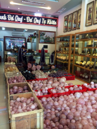 Đá THẠCH ANH HỒNG ( tốt cho người mệnh HOẢ & THỔ ) * Công thức hoá học : SiO2 * Kết cấu : Lục phương * Độ cứ : 7 * Tỷ trọng : 2.60 * Độ khúc xạ : 1.54- 1.55 # TÁC DỤNG :  - Chưa bệnh: + Thạch anh hồng có tác dụng tốt với các bệnh ở hệ tim mạch và hệ thần kinh.  - Phong Thuỷ + Thạch anh hồng giúp chống lại stress , nó dập tắt những cơn nóng giận bộc phát, tăng cường sự sáng tạo và đem lại cảm giác tự tin cho chủ nhân của nó. +Đeo Thạch anh hồng có tác dụng làm thay đổi tính nóng, bộc trực, và tính thiếu kiên nhẫn, tăng cường thân thiện, thay đổi mối quan hệ con người, và mang lại tình yêu. - Giữa các cặp vợ chồng, các đôi trai gái nếu thường xảy ra cãi cọ, nên để Thạch anh hồng hình trái tim vào giữa gối của hai người, có tác dụng cải thiện mối quan hệ giữa hai người. - Nơi kinh doanh, nên để nhiều Thạch anh hồng trong tầm mắt, có tác dụng giảm tính đa nghi của khách hàng, làm cho khách hàng ít so sánh, và an tâm khi mua hàng với những số lượng lớn.