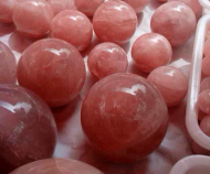 Đá THẠCH ANH HỒNG ( tốt cho người mệnh HOẢ & THỔ ) * Công thức hoá học : SiO2 * Kết cấu : Lục phương * Độ cứ : 7 * Tỷ trọng : 2.60 * Độ khúc xạ : 1.54- 1.55 # TÁC DỤNG :  - Chưa bệnh: + Thạch anh hồng có tác dụng tốt với các bệnh ở hệ tim mạch và hệ thần kinh.  - Phong Thuỷ + Thạch anh hồng giúp chống lại stress , nó dập tắt những cơn nóng giận bộc phát, tăng cường sự sáng tạo và đem lại cảm giác tự tin cho chủ nhân của nó. +Đeo Thạch anh hồng có tác dụng làm thay đổi tính nóng, bộc trực, và tính thiếu kiên nhẫn, tăng cường thân thiện, thay đổi mối quan hệ con người, và mang lại tình yêu. - Giữa các cặp vợ chồng, các đôi trai gái nếu thường xảy ra cãi cọ, nên để Thạch anh hồng hình trái tim vào giữa gối của hai người, có tác dụng cải thiện mối quan hệ giữa hai người. - Nơi kinh doanh, nên để nhiều Thạch anh hồng trong tầm mắt, có tác dụng giảm tính đa nghi của khách hàng, làm cho khách hàng ít so sánh, và an tâm khi mua hàng với những số lượng lớn.