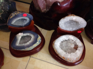 Bát Tụ Bảo ( Bát Tài Lộc) :  T/d : Chiêu tài, phát lộc gia tăng cát khí. - tụ sinh khí tốt cho sức khoẻ. Đặt bát tụ bảo trên bàn làm việc, bàn học giúp đầu óc tỉnh táo, sáng suốt. Đặt trong phòng khách, phòng ngủ để tích tụ năng lượng gia tăng cát khí. Đặt tại nơi bán hàng để chiêu tài phát lộc.