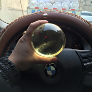 Đá Thạch Anh Vàng ( Citrine) : tượng trưng cho tài lộc phú quý. Hợp mệnh Thổ & Kim. Công thức hoá học : SiO2 Kết cấu : Lục giác Độ cứng : 7 Tỷ trọng : 2,6 Độ khúc xạ : 1,54-1,55 Các nước sản xuất chủ yếu : Brazin Tác dụng của thạch anh vàng: - Thạch anh vàng có tác dụng rất tốt cho việc chữa các bệnh về đường ruột hoặc dạ dày. - Những người có bệnh đường ruột hoặc dạ dày, dùng tay phải cầm quả cầu thạch anh vàng kích thước tương đối nhỏ đặt lên bụng, lên vùng dạ dày hay ruột và kết hợp thở sâu sẽ có tác dụng chữa bệnh rất tốt. - Thạch anh vàng rất có tác dụng đối với lý trí (Mental Body) trong cụm thần kinh Thái dương, giúp tăng cường trí nhớ, tư duy logic mạch lạc, chóng thuộc bài may mắn cho thi cử. - Những người do bộ não bị lão hoá hay quên, người già bị lú lẫn, nên cầm một viên Thạch anh vàng to hoặc nhỏ tuỳ theo, rồi đặt vào vùng ngực tâm niệm mỗi ngày, làm như thế sẽ cải thiện đáng kể tình trạng trên. - đeo trang sức đá Thạch anh vàng sẽ đem đến cho con người những tài lộc may m