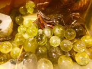 Đá Thạch Anh Vàng ( Citrine) : tượng trưng cho tài lộc phú quý. Hợp mệnh Thổ & Kim. Công thức hoá học : SiO2 Kết cấu : Lục giác Độ cứng : 7 Tỷ trọng : 2,6 Độ khúc xạ : 1,54-1,55 Các nước sản xuất chủ yếu : Brazin Tác dụng của thạch anh vàng: - Thạch anh vàng có tác dụng rất tốt cho việc chữa các bệnh về đường ruột hoặc dạ dày. - Những người có bệnh đường ruột hoặc dạ dày, dùng tay phải cầm quả cầu thạch anh vàng kích thước tương đối nhỏ đặt lên bụng, lên vùng dạ dày hay ruột và kết hợp thở sâu sẽ có tác dụng chữa bệnh rất tốt. - Thạch anh vàng rất có tác dụng đối với lý trí (Mental Body) trong cụm thần kinh Thái dương, giúp tăng cường trí nhớ, tư duy logic mạch lạc, chóng thuộc bài may mắn cho thi cử. - Những người do bộ não bị lão hoá hay quên, người già bị lú lẫn, nên cầm một viên Thạch anh vàng to hoặc nhỏ tuỳ theo, rồi đặt vào vùng ngực tâm niệm mỗi ngày, làm như thế sẽ cải thiện đáng kể tình trạng trên. - đeo trang sức đá Thạch anh vàng sẽ đem đến cho con người những tài lộc may m