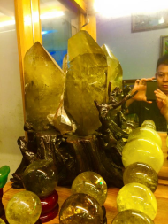 Đá Thạch Anh Vàng ( Citrine) : tượng trưng cho tài lộc phú quý. Hợp mệnh Thổ & Kim. Công thức hoá học : SiO2 Kết cấu : Lục giác Độ cứng : 7 Tỷ trọng : 2,6 Độ khúc xạ : 1,54-1,55 Các nước sản xuất chủ yếu : Brazin Tác dụng của thạch anh vàng: - Thạch anh vàng có tác dụng rất tốt cho việc chữa các bệnh về đường ruột hoặc dạ dày. - Những người có bệnh đường ruột hoặc dạ dày, dùng tay phải cầm quả cầu thạch anh vàng kích thước tương đối nhỏ đặt lên bụng, lên vùng dạ dày hay ruột và kết hợp thở sâu sẽ có tác dụng chữa bệnh rất tốt. - Thạch anh vàng rất có tác dụng đối với lý trí (Mental Body) trong cụm thần kinh Thái dương, giúp tăng cường trí nhớ, tư duy logic mạch lạc, chóng thuộc bài may mắn cho thi cử. - Những người do bộ não bị lão hoá hay quên, người già bị lú lẫn, nên cầm một viên Thạch anh vàng to hoặc nhỏ tuỳ theo, rồi đặt vào vùng ngực tâm niệm mỗi ngày, làm như thế sẽ cải thiện đáng kể tình trạng trên. - đeo trang sức đá Thạch anh vàng sẽ đem đến cho con người những tài lộc may m