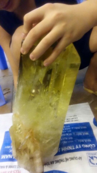 Đá Thạch Anh Vàng ( Citrine) : tượng trưng cho tài lộc phú quý. Hợp mệnh Thổ & Kim. Công thức hoá học : SiO2 Kết cấu : Lục giác Độ cứng : 7 Tỷ trọng : 2,6 Độ khúc xạ : 1,54-1,55 Các nước sản xuất chủ yếu : Brazin Tác dụng của thạch anh vàng: - Thạch anh vàng có tác dụng rất tốt cho việc chữa các bệnh về đường ruột hoặc dạ dày. - Những người có bệnh đường ruột hoặc dạ dày, dùng tay phải cầm quả cầu thạch anh vàng kích thước tương đối nhỏ đặt lên bụng, lên vùng dạ dày hay ruột và kết hợp thở sâu sẽ có tác dụng chữa bệnh rất tốt. - Thạch anh vàng rất có tác dụng đối với lý trí (Mental Body) trong cụm thần kinh Thái dương, giúp tăng cường trí nhớ, tư duy logic mạch lạc, chóng thuộc bài may mắn cho thi cử. - Những người do bộ não bị lão hoá hay quên, người già bị lú lẫn, nên cầm một viên Thạch anh vàng to hoặc nhỏ tuỳ theo, rồi đặt vào vùng ngực tâm niệm mỗi ngày, làm như thế sẽ cải thiện đáng kể tình trạng trên. - đeo trang sức đá Thạch anh vàng sẽ đem đến cho con người những tài lộc may m