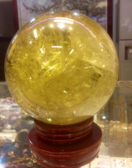 Đá Thạch Anh Vàng ( Citrine) : tượng trưng cho tài lộc phú quý. Hợp mệnh Thổ & Kim. Công thức hoá học : SiO2 Kết cấu : Lục giác Độ cứng : 7 Tỷ trọng : 2,6 Độ khúc xạ : 1,54-1,55 Các nước sản xuất chủ yếu : Brazin Tác dụng của thạch anh vàng: - Thạch anh vàng có tác dụng rất tốt cho việc chữa các bệnh về đường ruột hoặc dạ dày. - Những người có bệnh đường ruột hoặc dạ dày, dùng tay phải cầm quả cầu thạch anh vàng kích thước tương đối nhỏ đặt lên bụng, lên vùng dạ dày hay ruột và kết hợp thở sâu sẽ có tác dụng chữa bệnh rất tốt. - Thạch anh vàng rất có tác dụng đối với lý trí (Mental Body) trong cụm thần kinh Thái dương, giúp tăng cường trí nhớ, tư duy logic mạch lạc, chóng thuộc bài may mắn cho thi cử. - Những người do bộ não bị lão hoá hay quên, người già bị lú lẫn, nên cầm một viên Thạch anh vàng to hoặc nhỏ tuỳ theo, rồi đặt vào vùng ngực tâm niệm mỗi ngày, làm như thế sẽ cải thiện đáng kể tình trạng trên. - đeo trang sức đá Thạch anh vàng sẽ đem đến cho con người những tài lộc may m