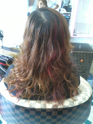 Vua say tao kieu mau toc uon seting va nhuom highlihgt tao diem nhan tren toc uon don song nhe tu nhien tai Salon Phuong Fashion. Do nha tao mau Phuong thuc hien